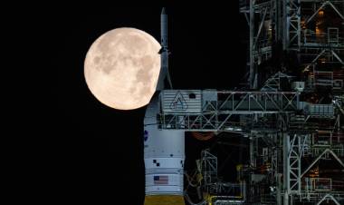 البشر يعودون إلى القمر