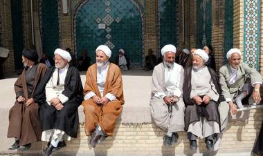 إيران: العمامة المذهبية حين تُخفي الوجه الفارسي