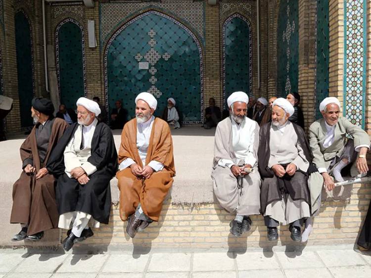 إيران: العمامة المذهبية حين تُخفي الوجه الفارسي